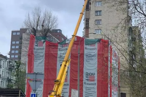 В Киеве продолжают сносить &laquo;дом с насекомыми&raquo;, который является памятником архитектуры