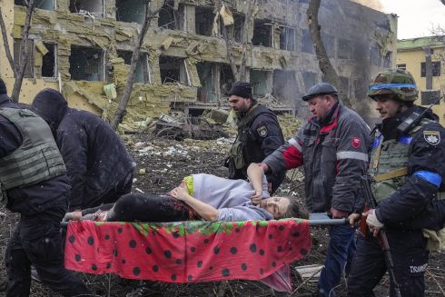 Фотограф Евгений Малолетка получил World Press Photo of the Year за фотографию раненой беременной в Мариуполе