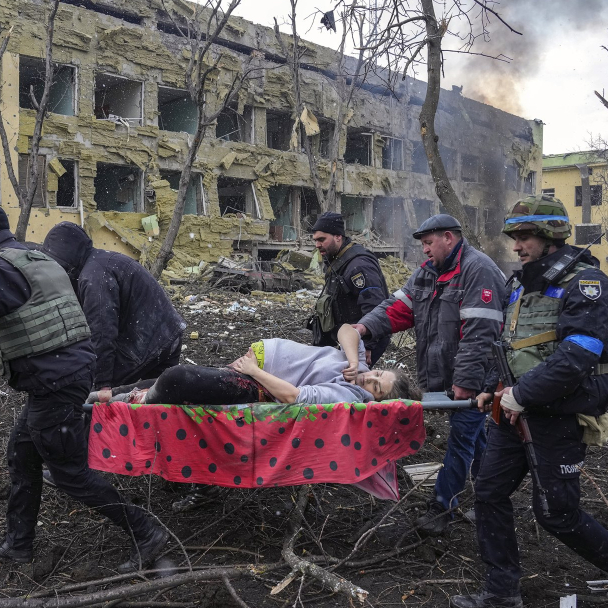 Фотограф Евгений Малолетка получил World Press Photo of the Year за фотографию раненой беременной в Мариуполе
