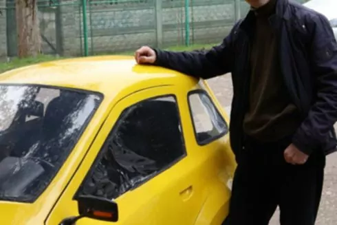 Заряджається 5 годин та проїжджає більше 100 кілометрів: Львівський музикант власноруч виготовляє електромобілі