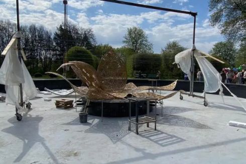 У ботанічному саду встановлюють нову скульптуру