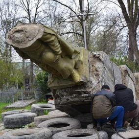 На Франківщині демонтували радянський пам'ятник, присвячений червоній армії