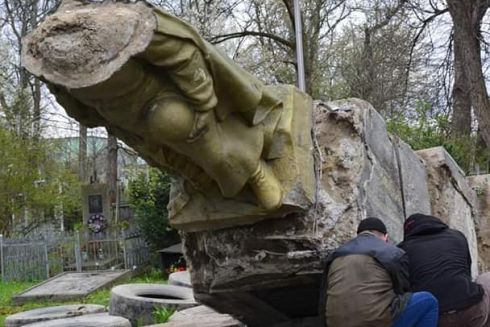 На Франковщине демонтировали советский памятник, посвященный красной армии