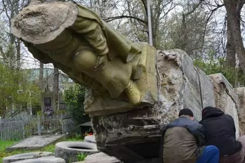 На Франківщині демонтували радянський пам'ятник, присвячений червоній армії