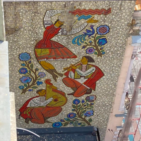 Власник будівлі не дає дозвіл на реставрацію: біля Київської опери осипається цінна мозаїка
