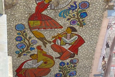 Власник будівлі не дає дозвіл на реставрацію: біля Київської опери осипається цінна мозаїка