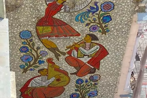 Владелец здания не дает разрешения на реставрацию: возле Киевской оперы осыпается ценная мозаика