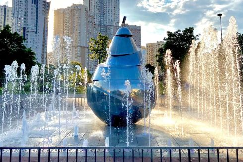 На Позняках запрацював світломузичний фонтан у вигляді фрукту