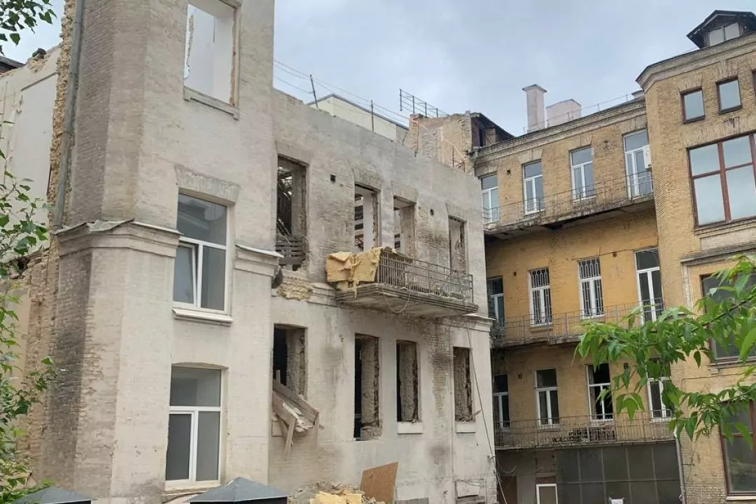 На Рейтарській зупинили роботи, але забудовник встиг суттєво пошкодити історичну будівлю