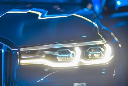 Ближний свет включать не обязательно: как изменяются правила ПДД с 1 мая