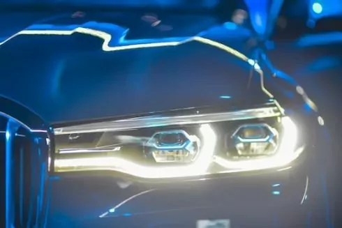 Ближний свет включать не обязательно: как изменяются правила ПДД с 1 мая