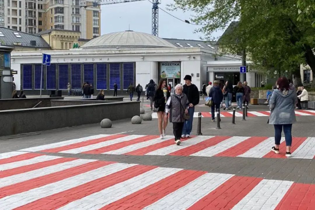 Біля "Арсенальної" приберуть пішохідні переходи, які невідомо хто намалював