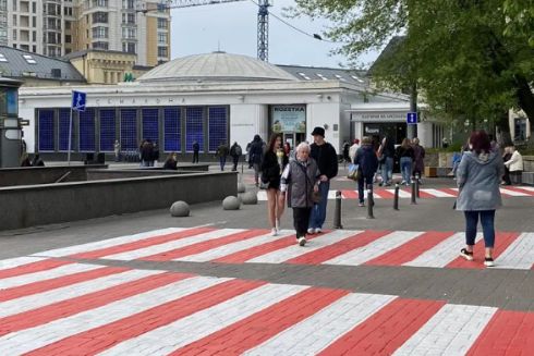 Біля "Арсенальної" приберуть пішохідні переходи, які невідомо хто намалював