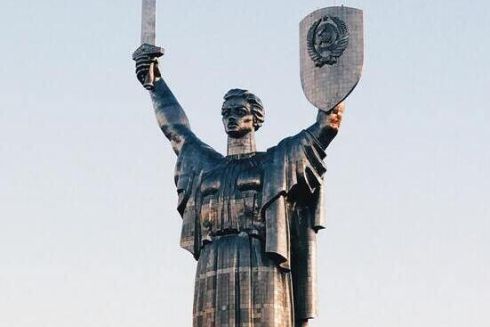 На монументе Родины-Матери вместо советского герба установят трезубец