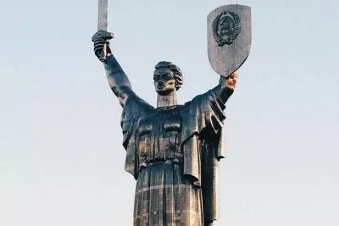 На монументе Родины-Матери вместо советского герба установят трезубец