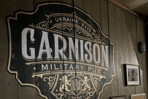 Присвячений військовим та волонтерам: у Пасажі відкрився «Мілітарний паб» Garnison