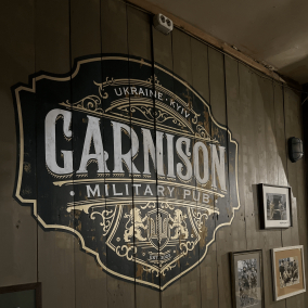 Присвячений військовим та волонтерам: у Пасажі відкрився «Мілітарний паб» Garnison