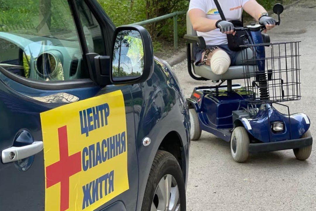 У Києві запрацювало безкоштовне таксі для поранених військовослужбовців на візках