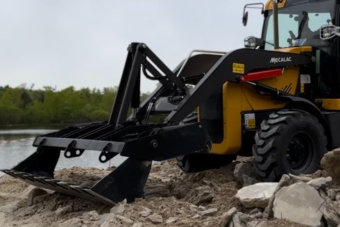 Возле пляжа "Молодежный" на Гидропарке начали сносить незаконные сооружения