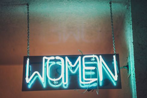 В кинотеатрах и театрах сделают в 2 раза больше женских туалетов