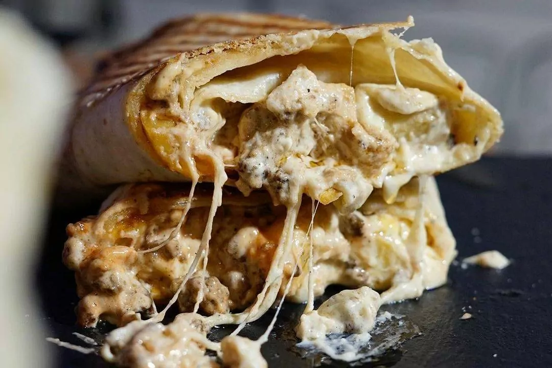 На Саксаганского открылось заведение French Tacos с французскими тако, блинчиками и вафлями