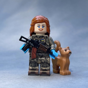 Ритейлер LEGO создал фигурки украинских женщин-военных