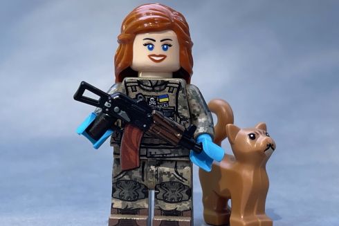 Ритейлер LEGO создал фигурки украинских женщин-военных