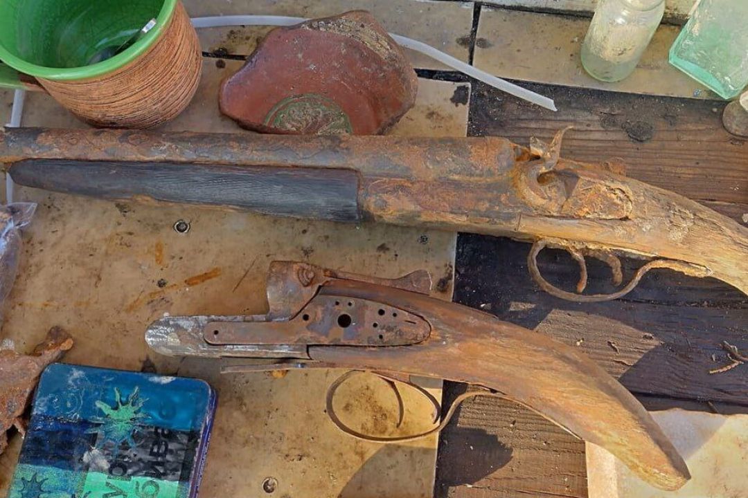 Пістолети, старовинний посуд та кістки давніх тварин: що знаходять на дні Каховського водосховища