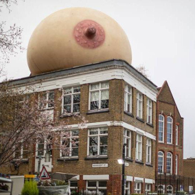 В Лондоне на крышах домов появились гигантские скульптуры женской груди
