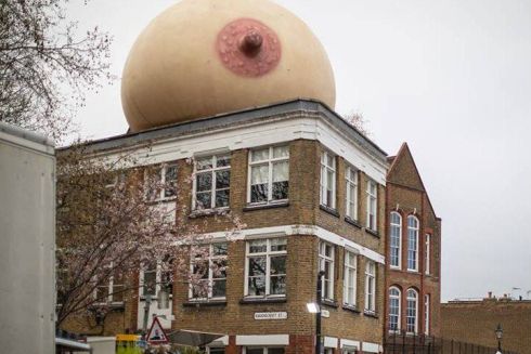 В Лондоне на крышах домов появились гигантские скульптуры женской груди