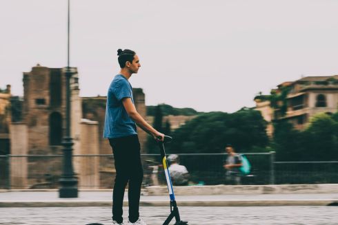 Львівський суд визнав електросамокати транспортним засобом та заборонив їздити тротуарами