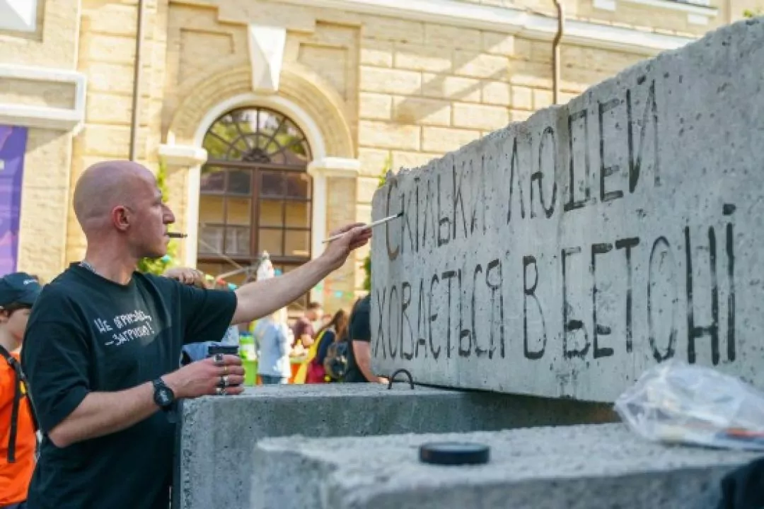 Художник Гамлет Зіньківський оновив свій стритарт біля Мистецького арсеналу