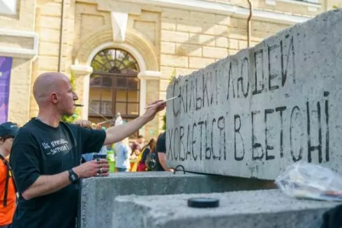 Художник Гамлет Зіньківський оновив свій стритарт біля Мистецького арсеналу