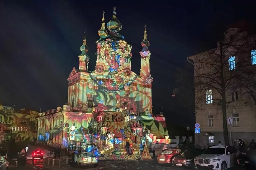 Дивіться, як підсвітили Андріївську церкву у Києві напередодні Різдва: фото
