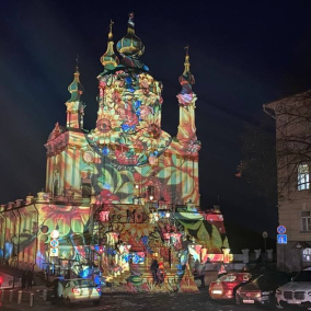 Смотрите, как подсветили Андреевскую церковь в Киеве в канун Рождества: фото