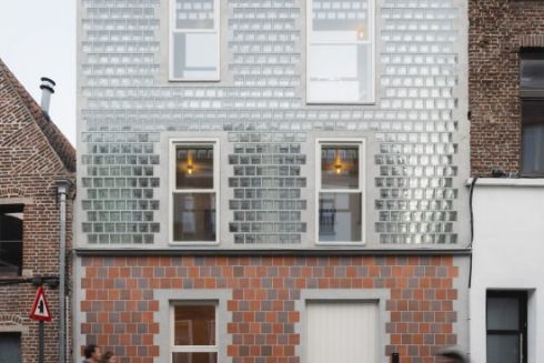 У Бельгії звели будинок із фасадом зі скляних цеглин