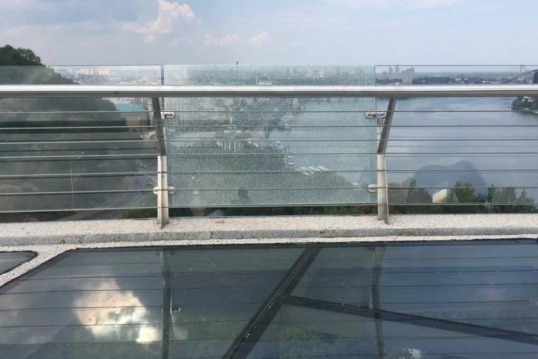 На &laquo;мосту Кличка&raquo; тріснуло бокове скло