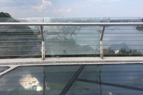 На «мосту Кличко» треснуло боковое стекло