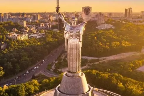 Декомунізація &laquo;Батьківщини-матері&raquo;: ДІАМ видала дозвіл на заміну радянського герба