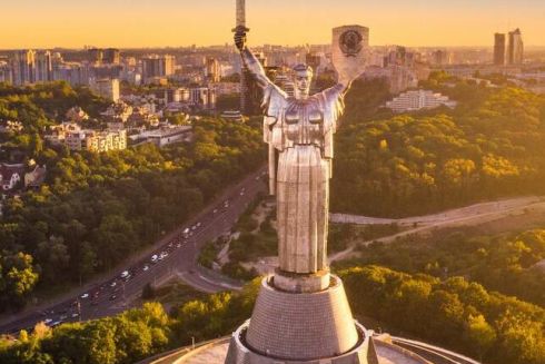 У «Дії» запустили опитування: що робити з радянським гербом на «Батьківщині-матері»