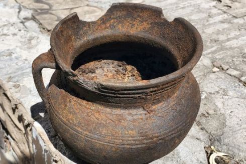 На Боричевому току знайшли стародавній глечик під час підготовки до реставрації будинку