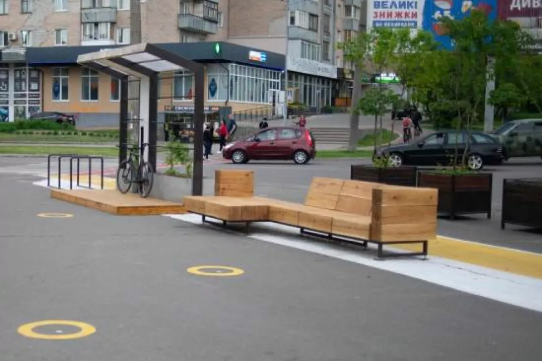 У Чернігові відкрили громадський простір з велопарковкою та зоною для відпочинку