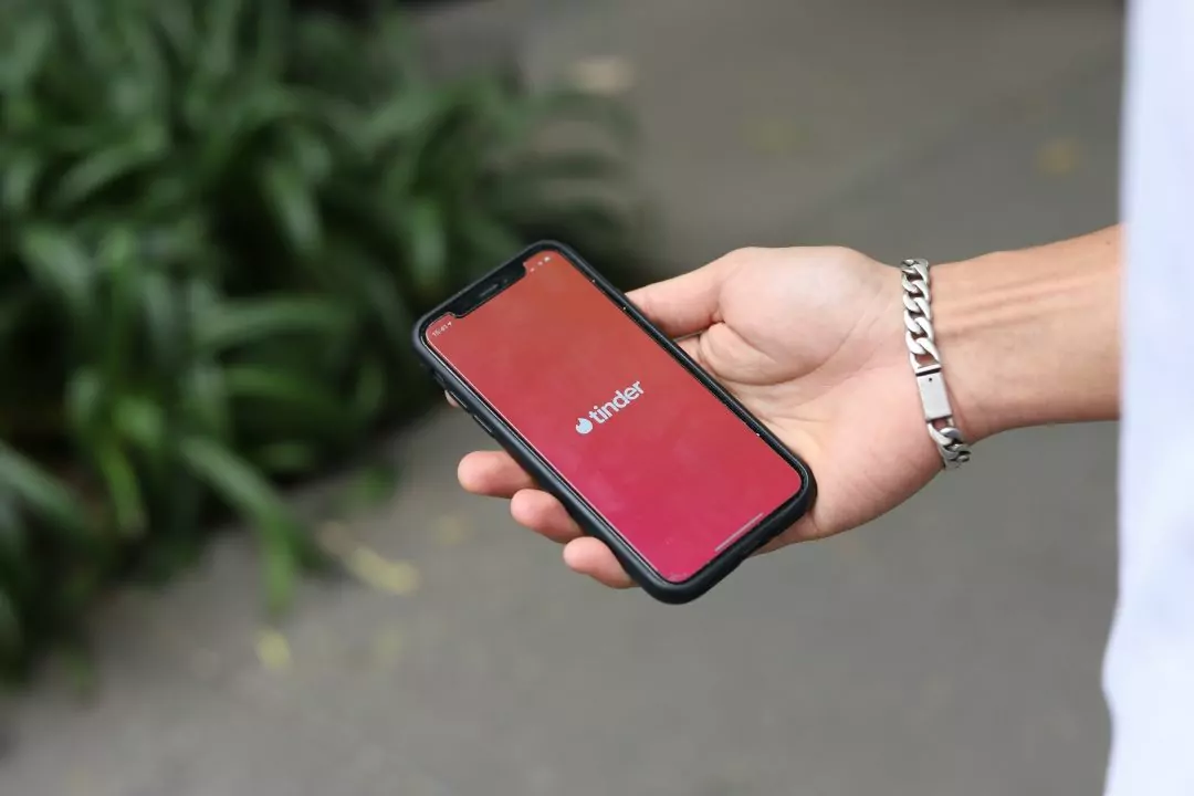 Tinder вводить верифікацію користувачів через скан райдужки ока &mdash; у партнерстві з проєктом Сема Альтмана
