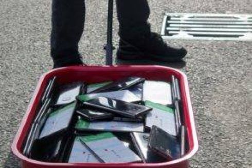 Німецький художник створив «віртуальний затор» за допомогою візка з телефонами