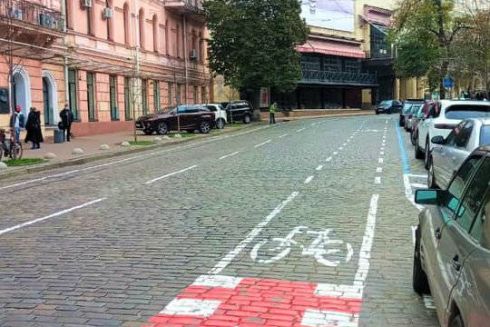В центре Киева обустроили новую велодорожку: фото