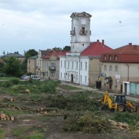 У передмісті Львова зрізали десятки дерев для реконструкції скверу