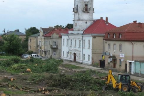 У передмісті Львова зрізали десятки дерев для реконструкції скверу