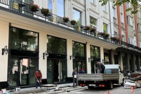 Несмотря на обещания, владельцы продолжают остеклить колоннаду гостиницы «Днестр» в Ивано-Франковске