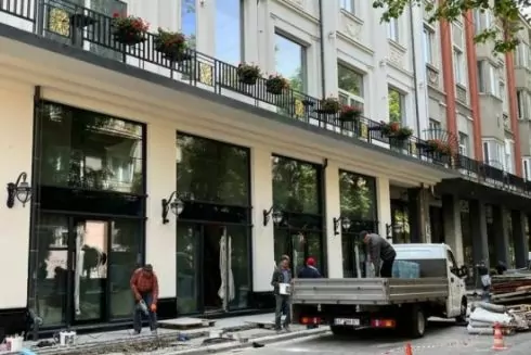 Попри обіцянки власники продовжують склити колонаду готелю &laquo;Дністер&raquo; в Івано-Франківську