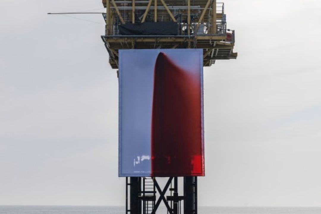 Активісти Greenpeace встановили “криваву” інсталяцію на газовій платформі у Північному морі